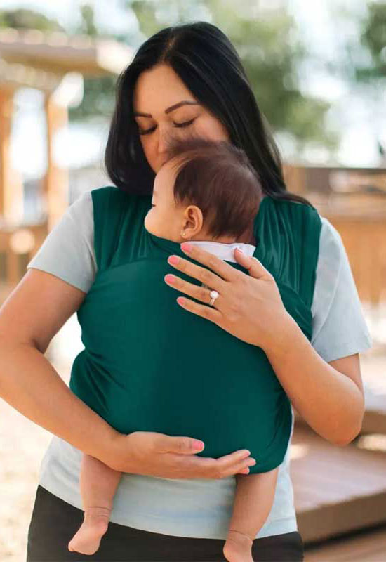 Mama hockt ihr Baby neu an im Moby Pacific