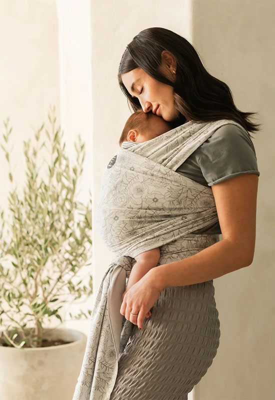 Mama trägt Baby im Classic Moby Wrap Seaside Poppies