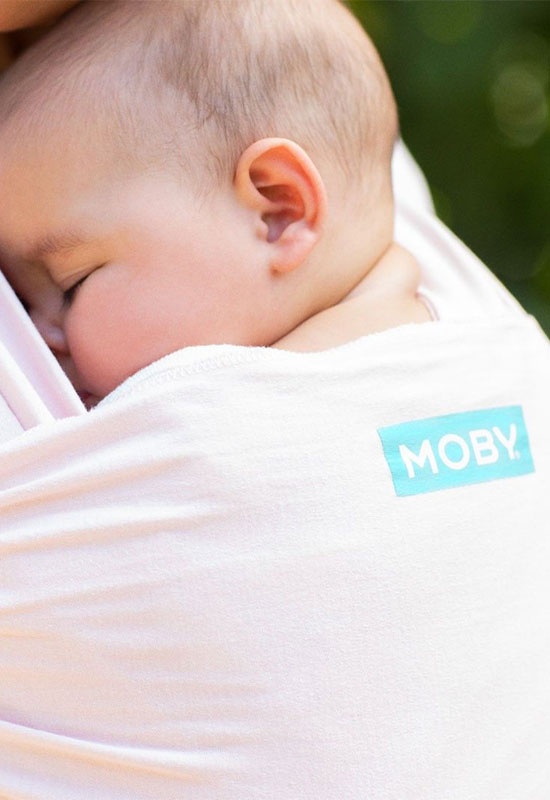 Das Baby fühlt sich im Moby Wrap Rose sichtlich geborgen