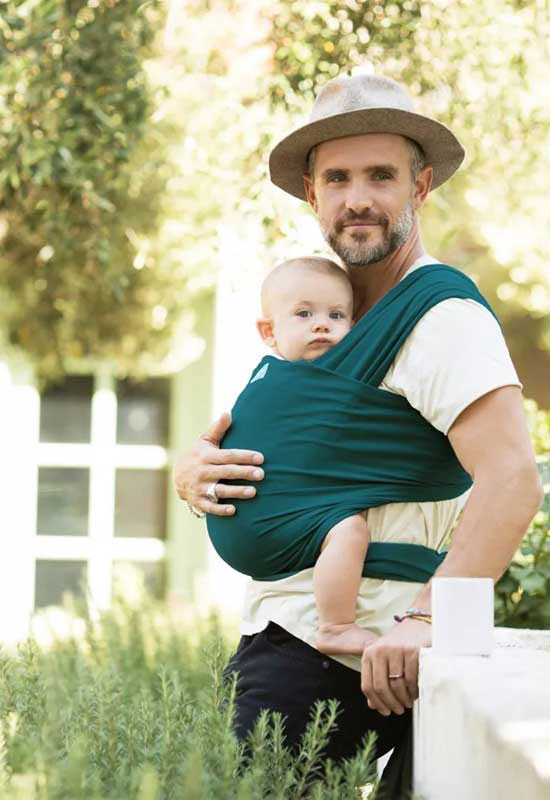 Papa trägt Baby im Classic Moby Wrap Pacific