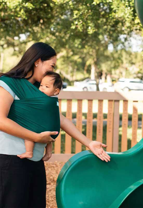 Mama trägt Baby im Classic Moby Wrap Pacific