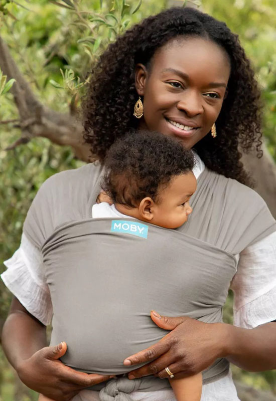 Mama trägt Baby im Classic Moby Wrap Stone