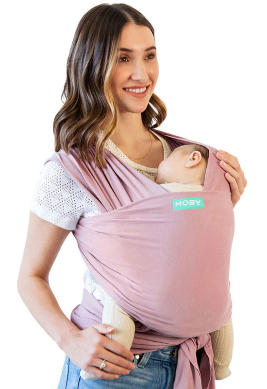 Mama trägt Baby im Classic Moby Wrap Dusty Rose