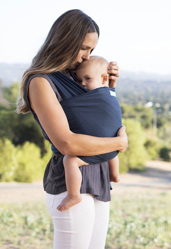 Mama trägt Baby im Classic Moby Wrap Midnight