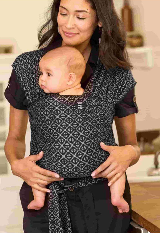 Mama trägt Baby im Classic Moby Wrap Mosaik