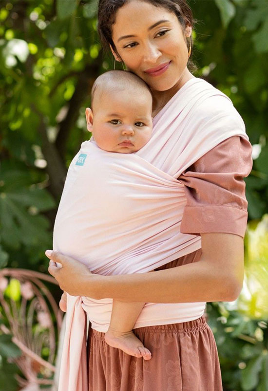 Mama trägt Baby im Classic Moby Wrap Rose