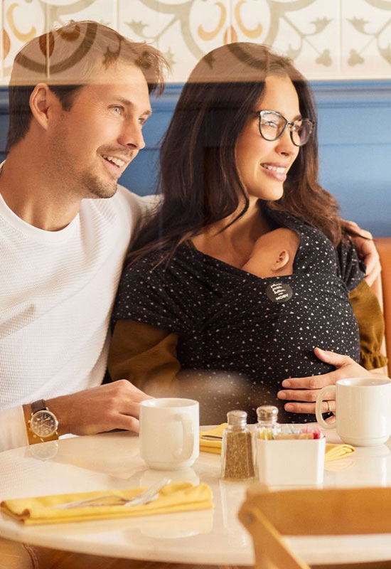 Papa und Mama mit ihrem bestellten Terrazzo Moby Tragetuch