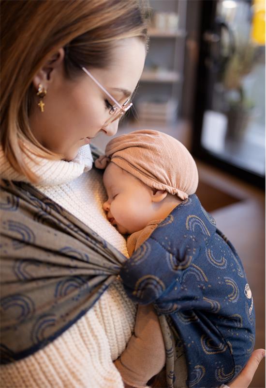 Mama mit Baby auf Hüfte im Manduca Twist