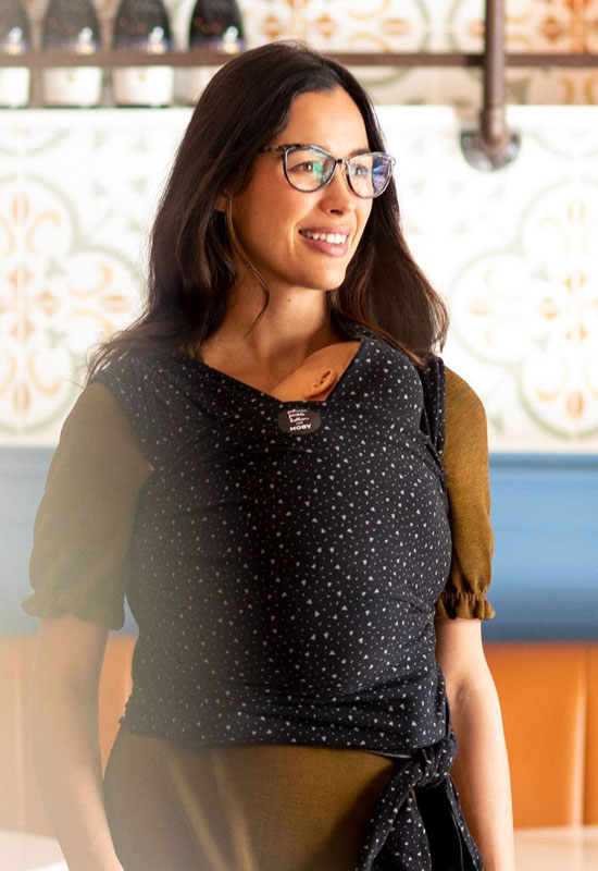 Mama trägt Baby im Classic Moby Wrap Terrazzo